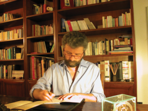 Sauro Tronconi scrive nella sua biblioteca